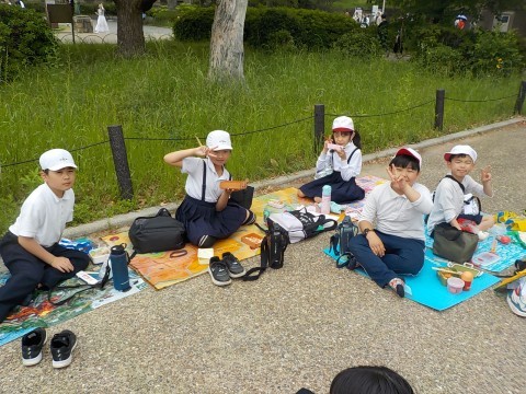 お弁当を食べている様子
