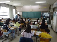 漢字ドリルをしているようす