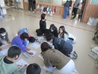 しおりについて話し合う様子