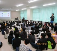 警察の説明を受ける様子