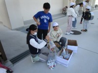 キャップを集める様子①