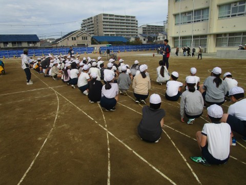 話の流れを聞く様子