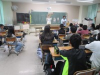 絵本を読んでもらう様子