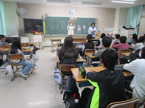 絵本を読んでもらう様子