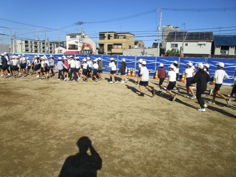 １００ｍ走に向かう様子