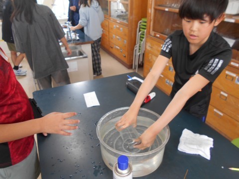 水上置換法で気体を集めます。