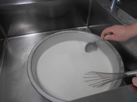 米粉と砂糖と水を混ぜています