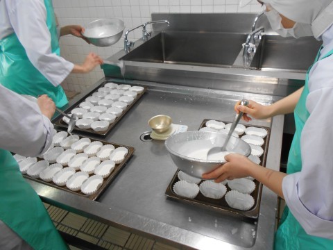 紙カップに流し入れています