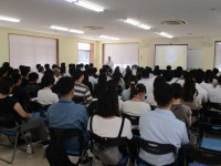 1部は多目的室で，金岡南中学校・金岡南小学校・金岡小学校の先生が集合して研修が始まりました。