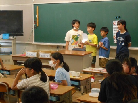 感想を聞いています。