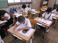 姿勢よく描く様子