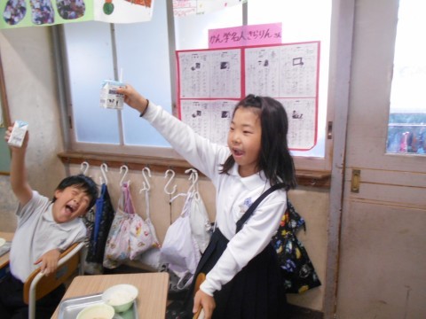 牛乳で乾杯！お誕生日おめでとう‼