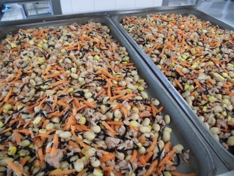 食材を蒸し焼きしている様子