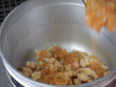 野菜あんかけをかける様子