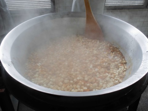 麻婆丼を混ぜている様子