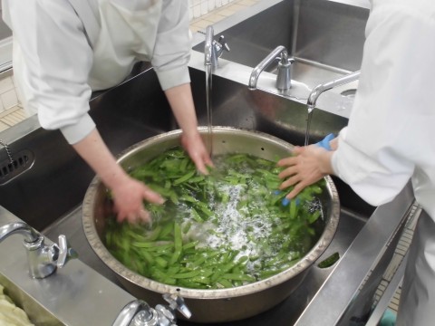 きぬさやを洗う様子