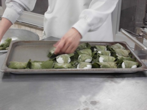 よもぎもち　鉄板に並べる