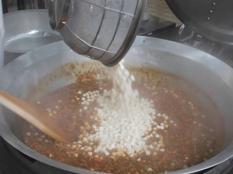 豆腐を入れている様子