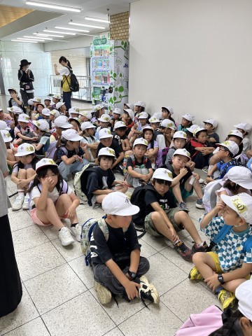 学校を出発して、深井駅に着きました。もうすぐ、電車に乗ります。