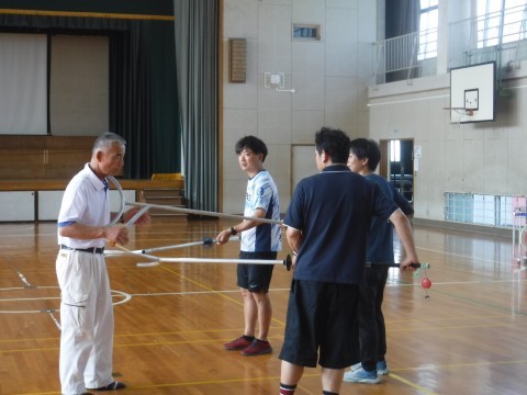 さすまたの正しい使い方を学ぶ