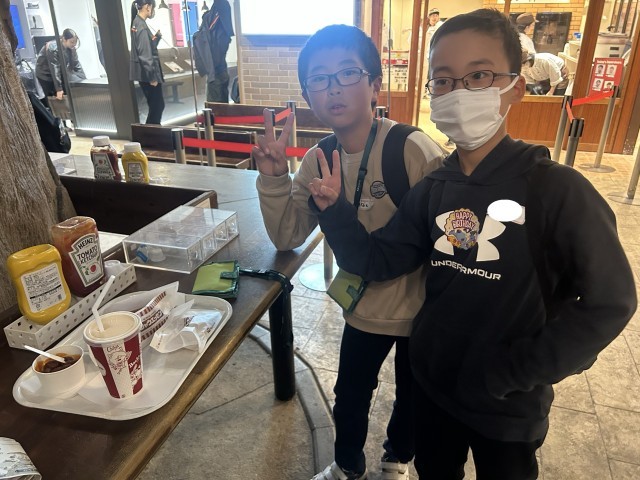 予約の合間に昼食を食べます。自分の食べたいお店で買って、フードコートで集まって食べます。どのメニューもおいしそうですね。
