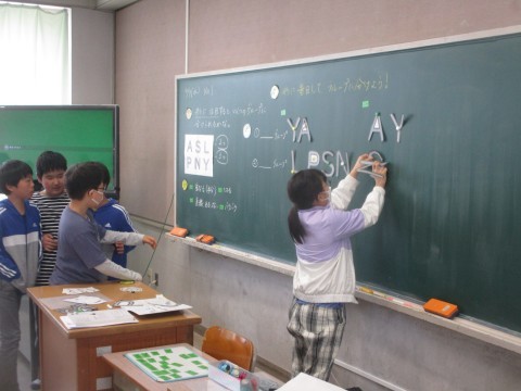 自分の考えを発表し交流しています