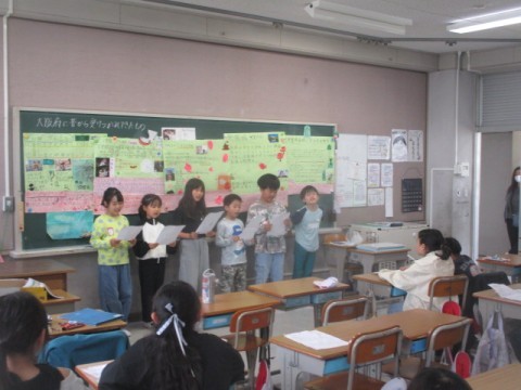 4年生は社会で調べたことをグループで発表しました。