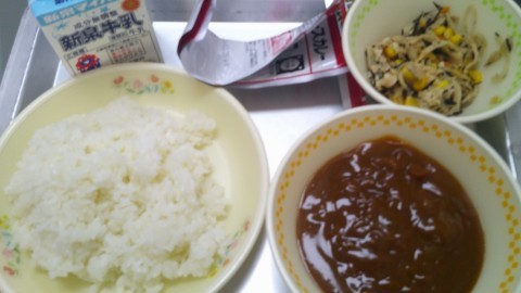 レトルトカレーを開封して大おかずのお椀に入れます