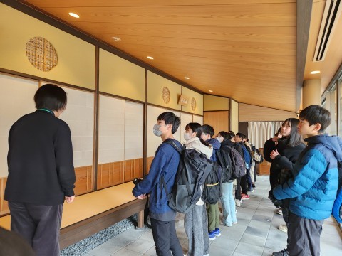 茶室の説明を聞いています。