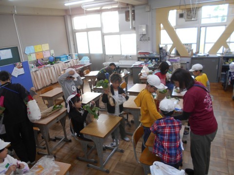 配られた袋に名前を書いている様子