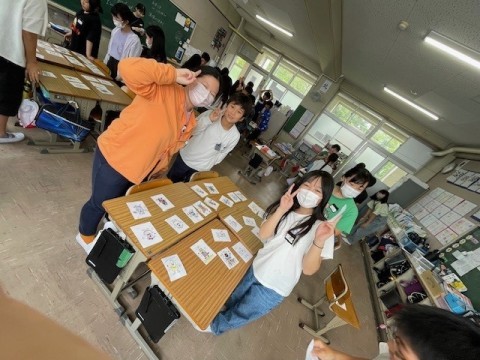 勝負の時は真剣！でも合間の休けいではにこにこ和やかムードです。♪