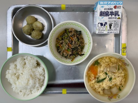 右上：牛乳　右下：むらくも汁　中央：かむかむ堺っ子丼　左上：くるみもち　左下：ごはん