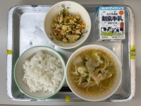 右上　牛乳　右下　おきなわ風ラーメン　左下　ごはん　中央　ゴーヤーチャンプル―