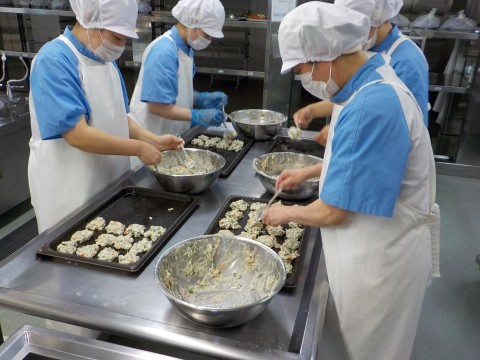 カルちゃん焼きの生地を作っている様子