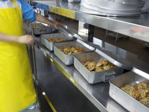 配膳棚に置く様子