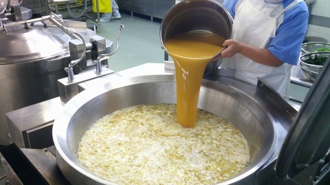 みそを投入する様子