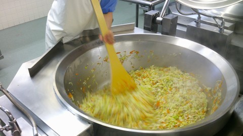 野菜ソテーをまぜる様子