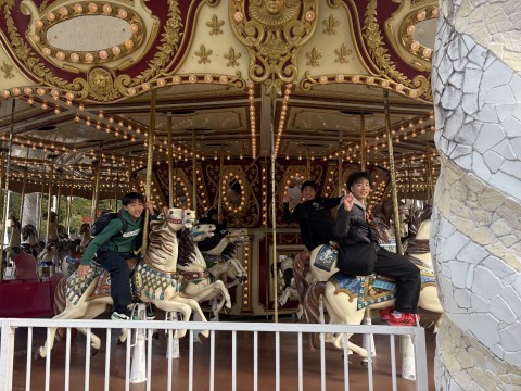 メリーゴーランド楽しんでます。