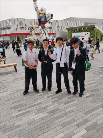 ガンダムの前で