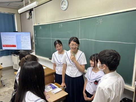 生徒会　募金活動の進め方を話し合っています