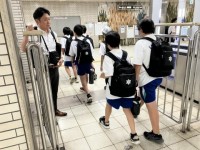 元気に校外学習へ行ってきます。