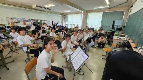 合奏の合間に笑顔で
