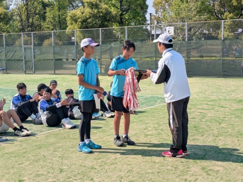 表彰式の様子（優勝ペア優勝楯授与）
