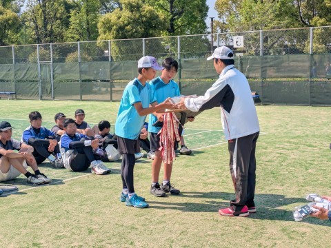 表彰式の様子（優勝ペア副賞授与）