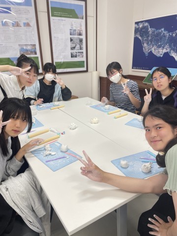 紙粘土でシーサーを作っています