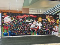 チョークで描かれたサンタやトナカイ、雪だるま、たこ焼きを食べる妖精、プレゼントボックス、羊のサン