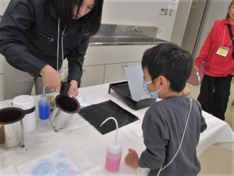 「とっても不思議！くっつかないって本当？水玉が転がる？」２