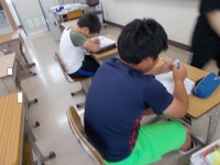 2人の児童が学習に取り組んでいる様子
