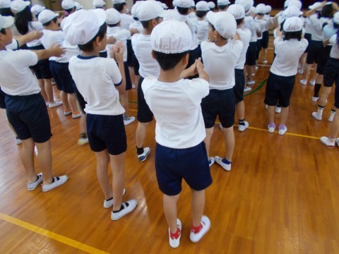 前にならえをする児童