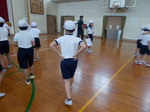 体育館で移動する児童